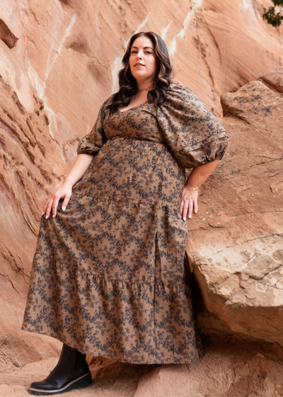 Short sleeve brown floral tiered dress in plus size