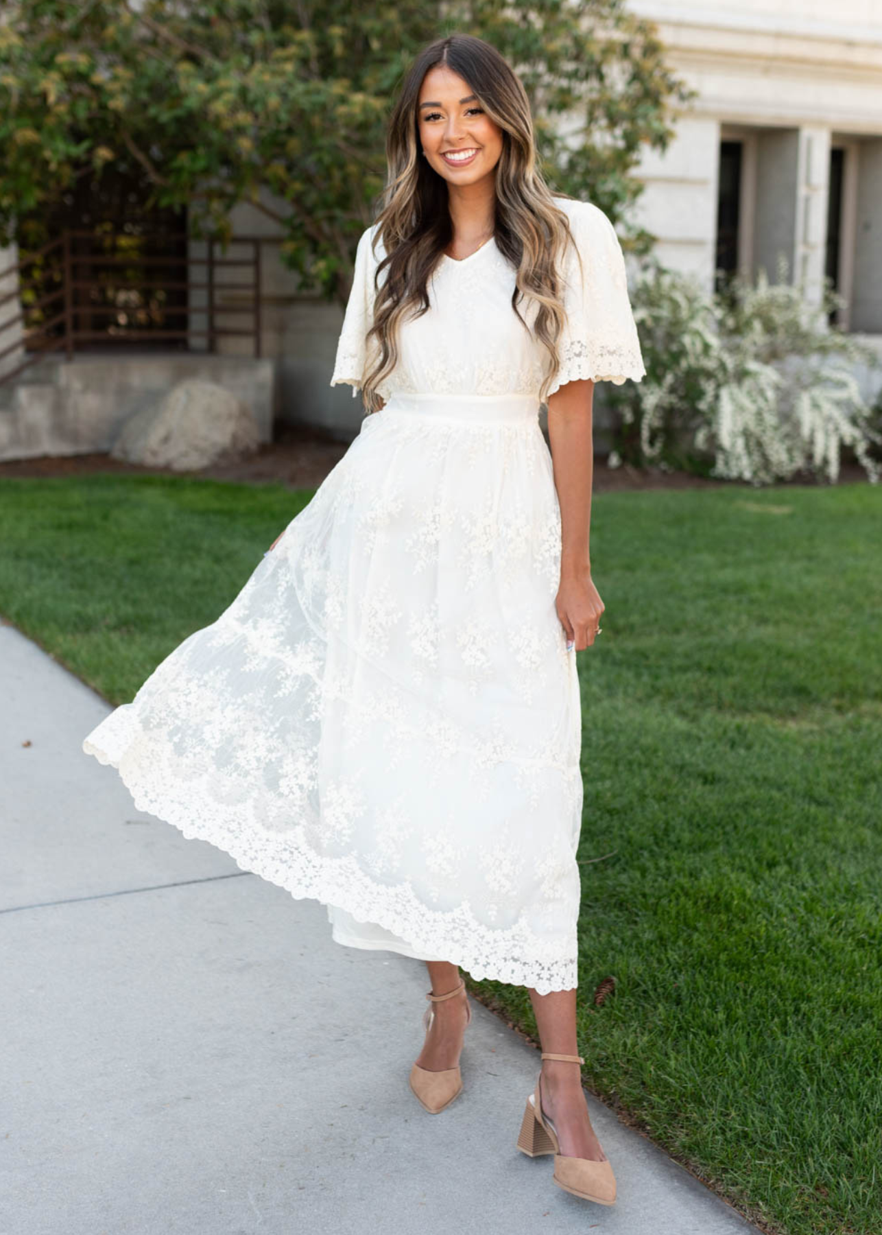 Cream lace embroidered dress with short sleeves