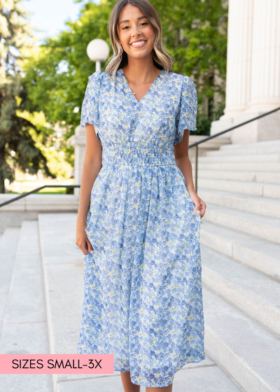 Blue floral dress with short sleeves, v-neck and elastic waist