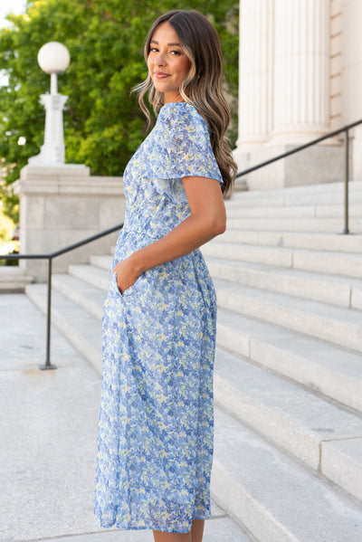 Side view of the blue floral dress with pockets