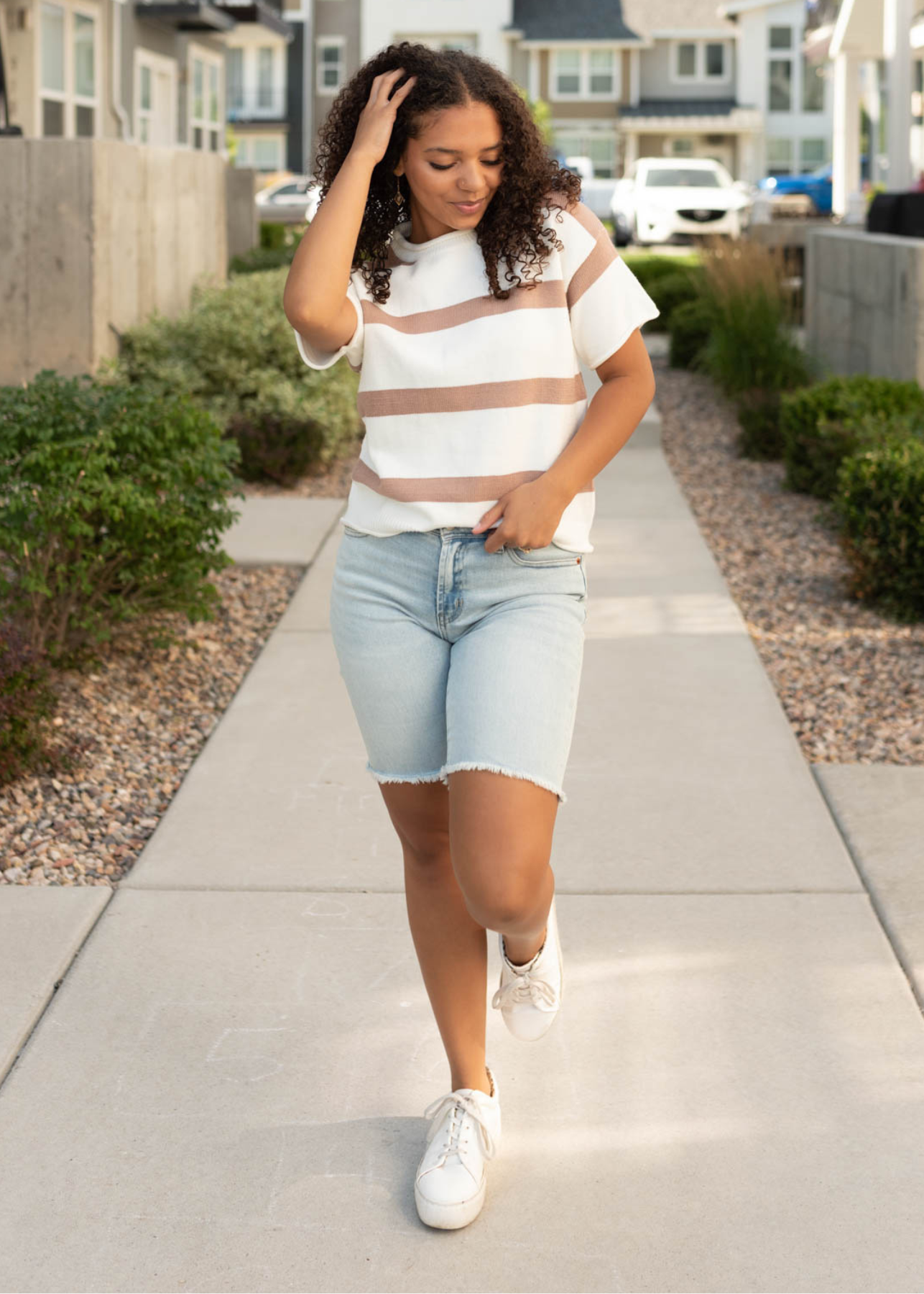 White background khaki stripe knit top