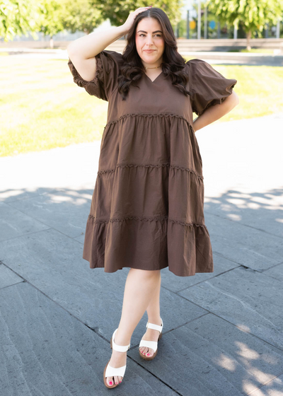 Short puff sleeve brown tiered dress in plus size