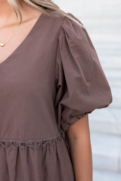 Close up of the sleeve and lace on the brown tiered dress