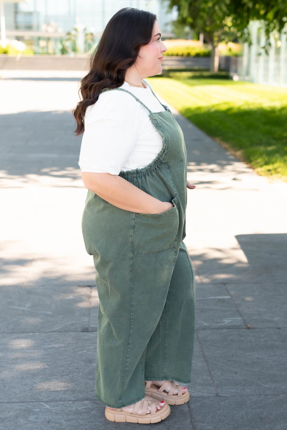 Side view of the plus size hunter green washed jumpsuit