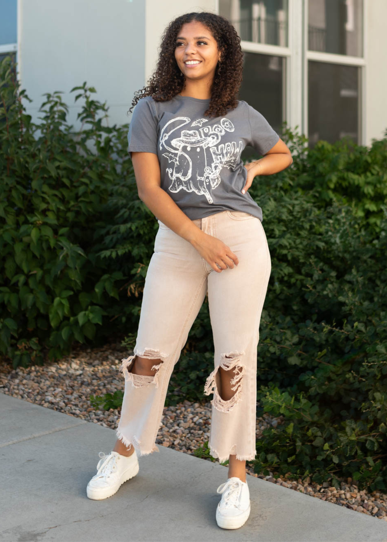 Dusty mauve jeans with frayed hem and distressed knees