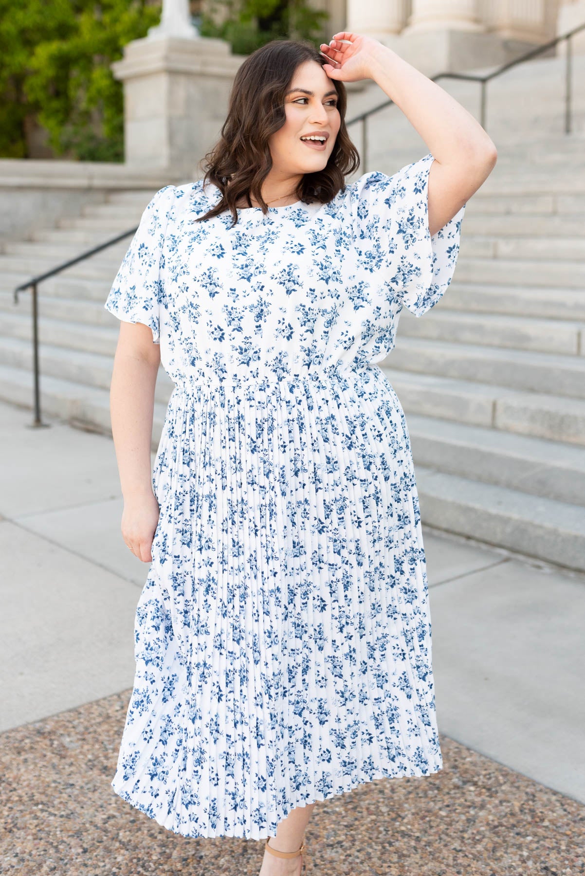 Plus size blue floral pleated dress with short sleeves