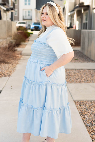 Side view of the plus size square neck dress with pockets