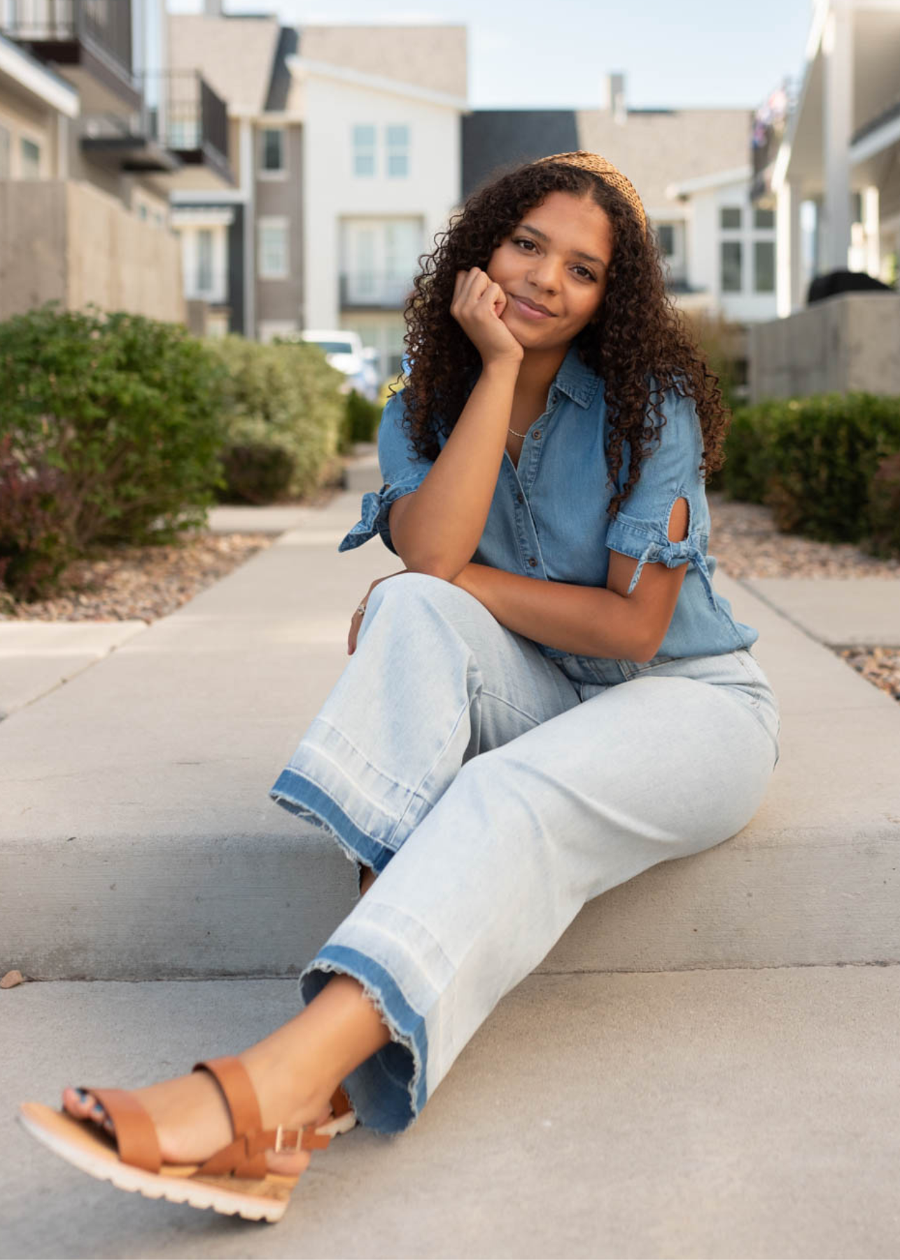 Light denim raw hem pants with wide leg