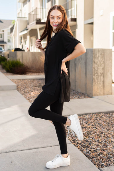 Side view of the black legging and t-shirt in the black set