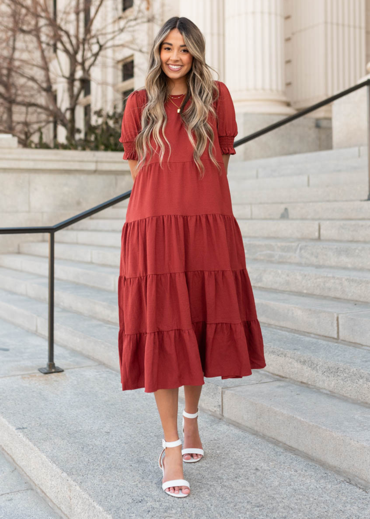 Tired rust dress with short sleeves and elastic cuffs