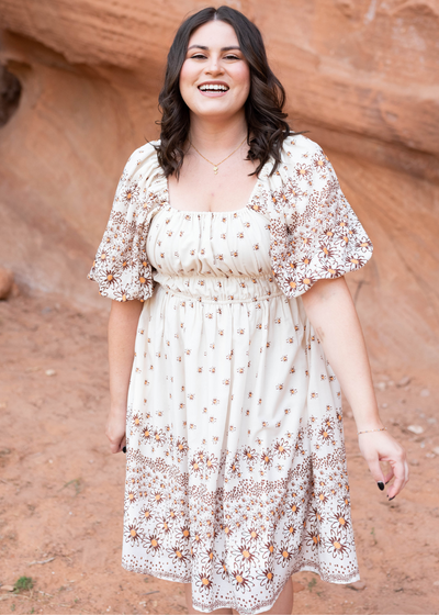 Short sleeve beige daisy dress in plus size