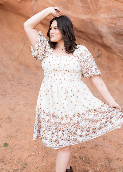 Plus size beige daisy dress