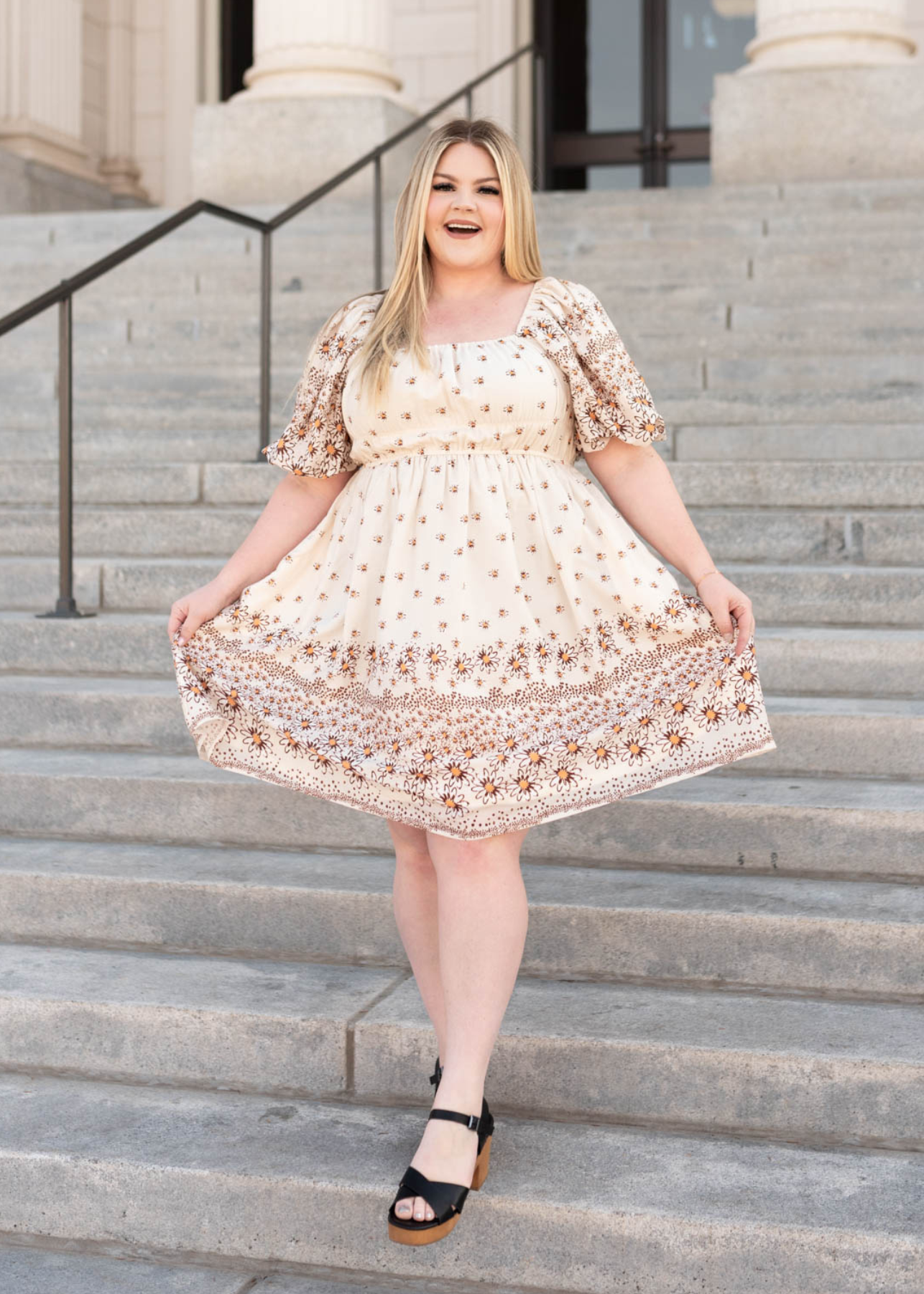 Beige daisy dress with a square neck and short sleeves