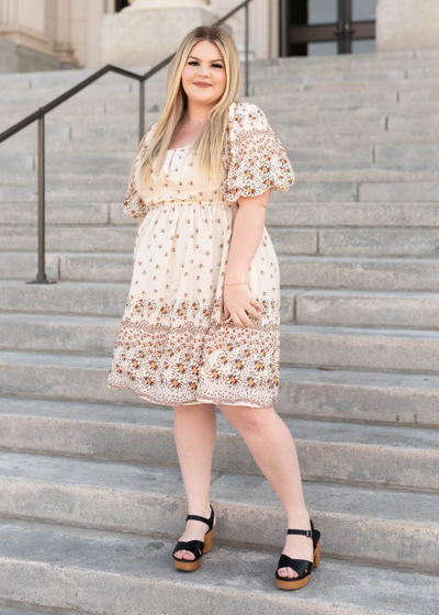 Plus size beige daisy dress