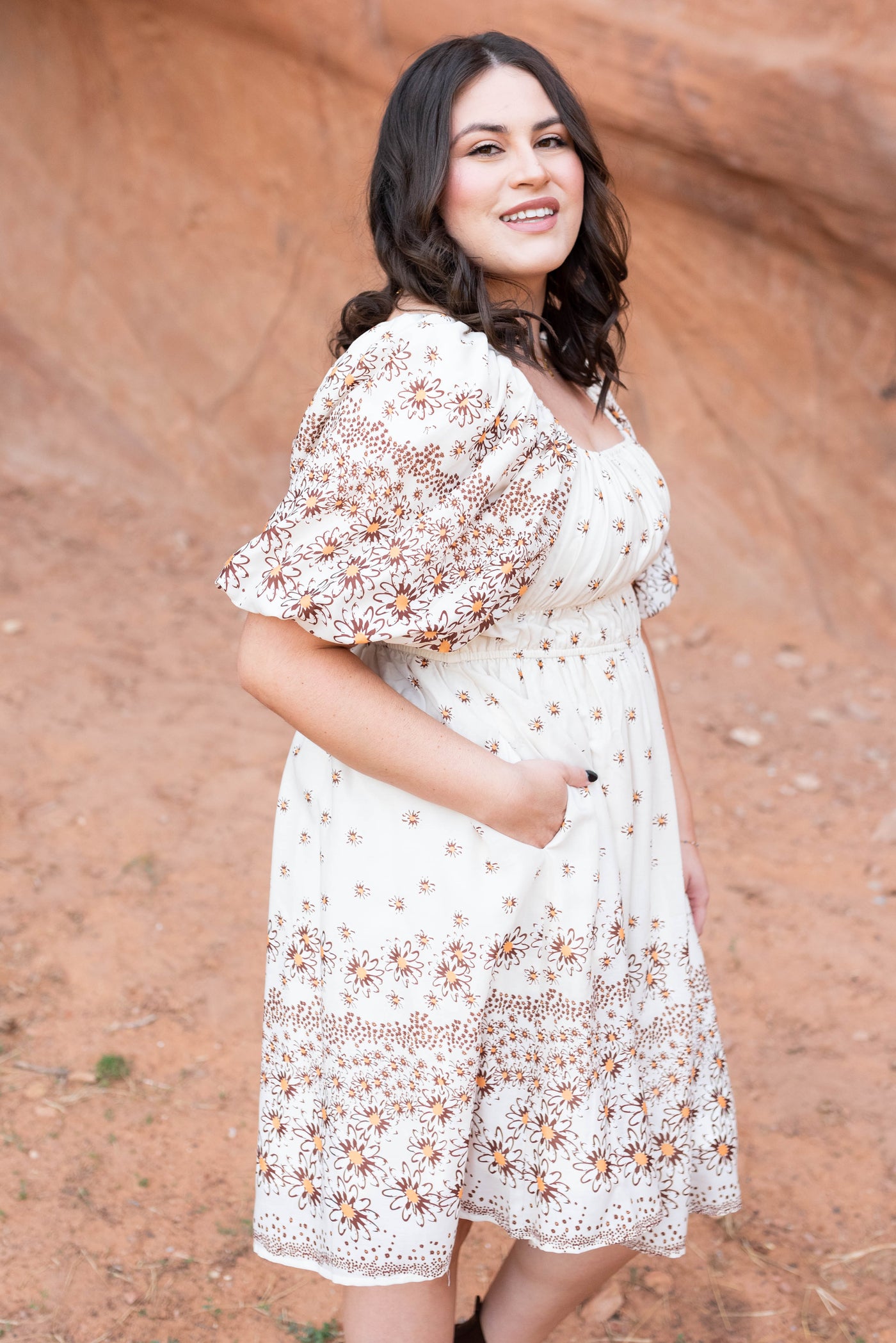 Side view of the plus size beige daisy dress with pockets 