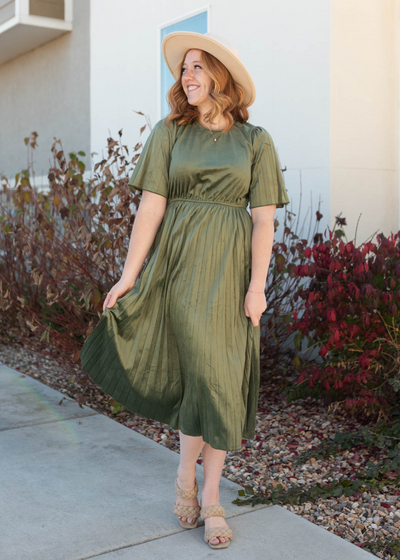 Olive pleated velvet dress with short sleeves