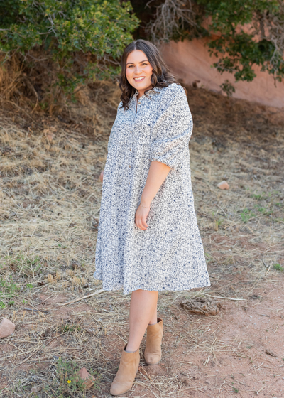 Short sleeve blue floral button dress in plus size