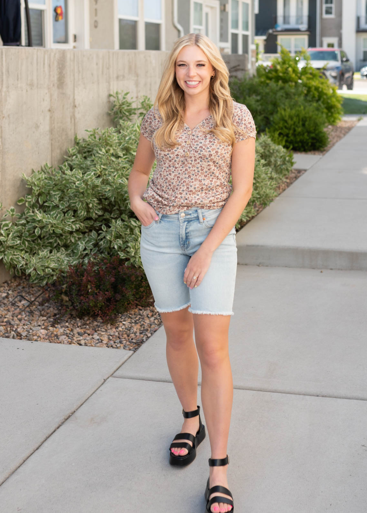 Short sleeve of the ivory floral top