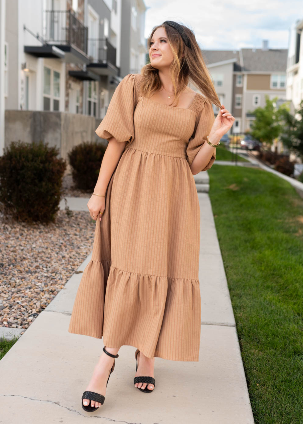 Taupe square neck dress with short sleeves