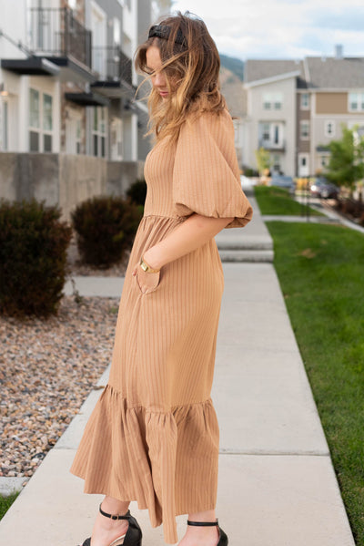 Side view ofthe taupe square neck dress with pockets