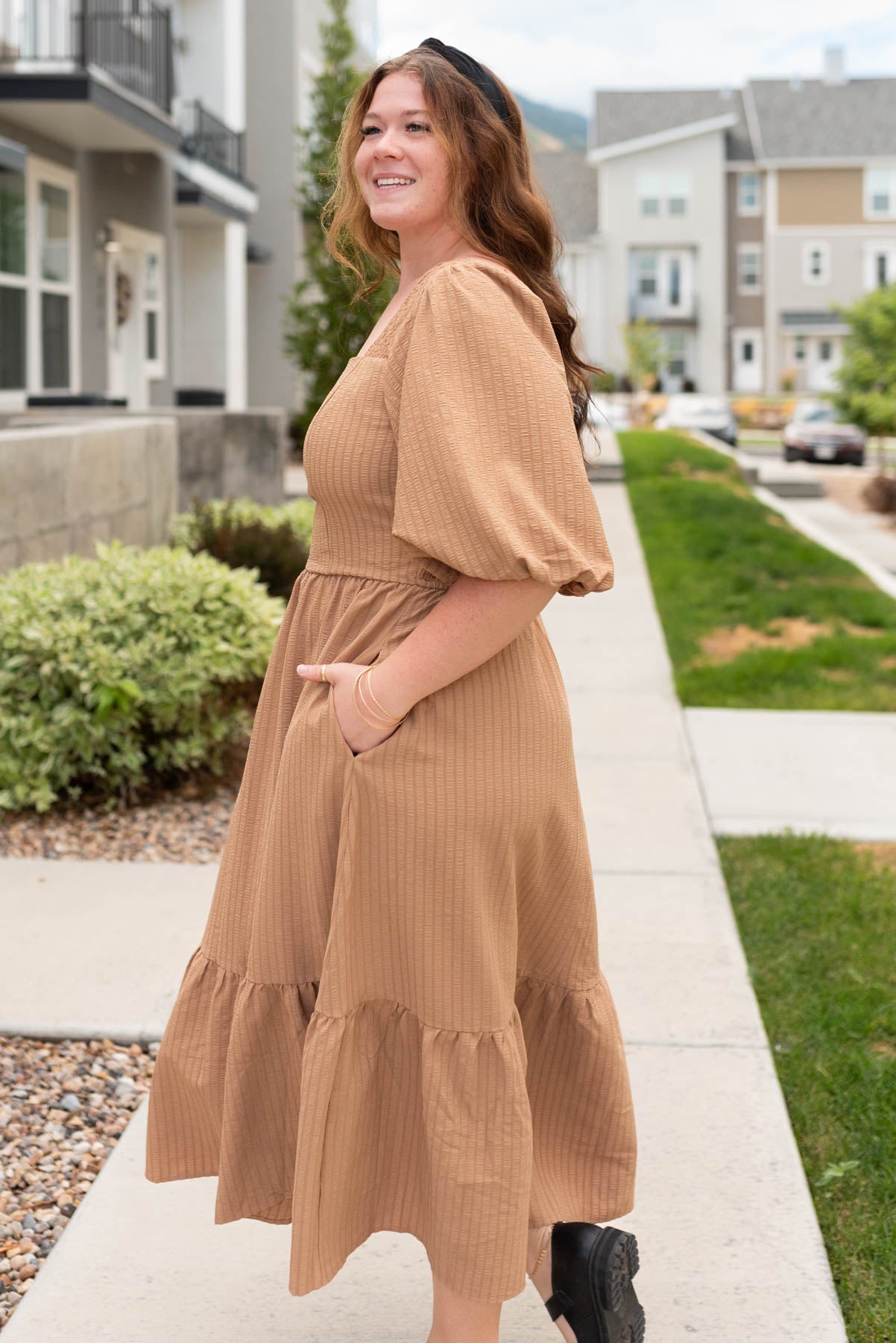 Side view of the plus size taupe square neck dress