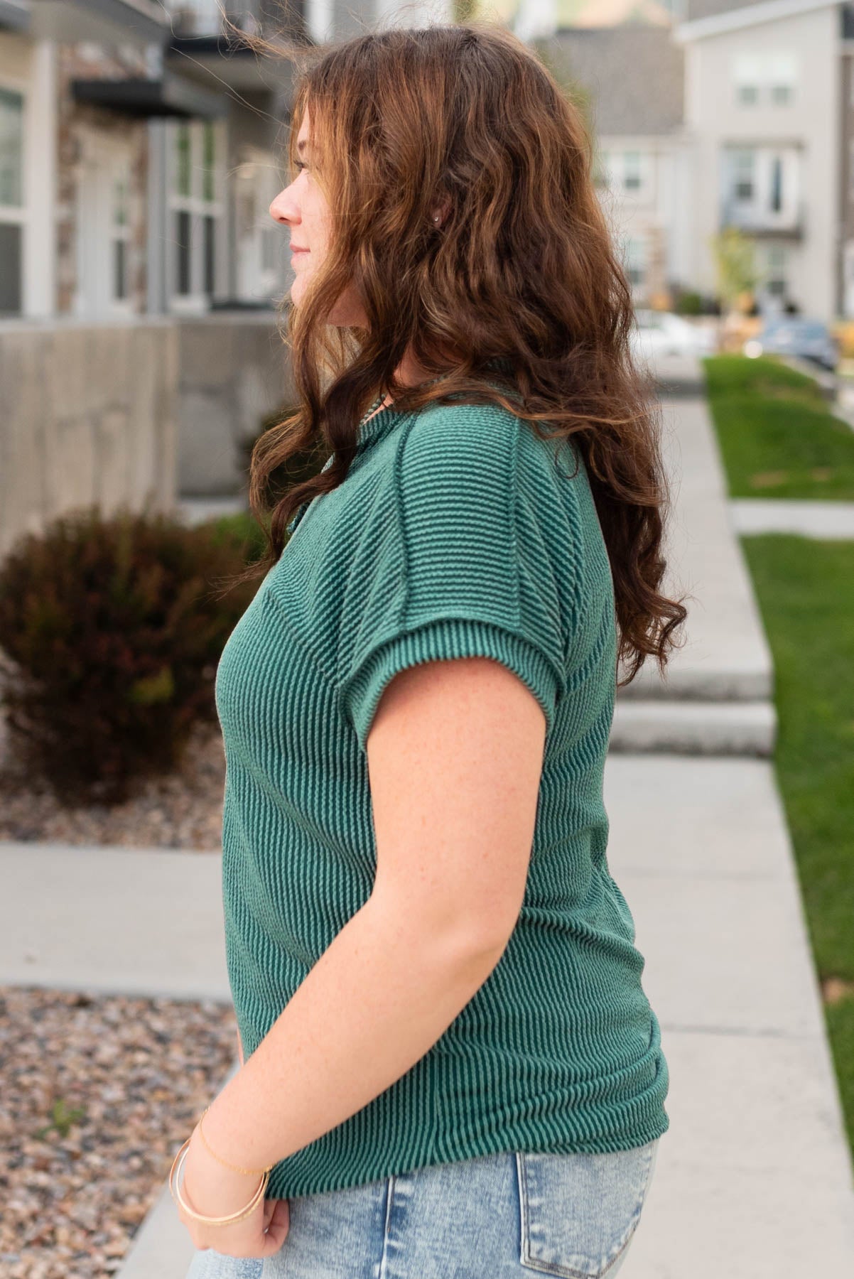 Side view of the hunter green ribbed top in plus size