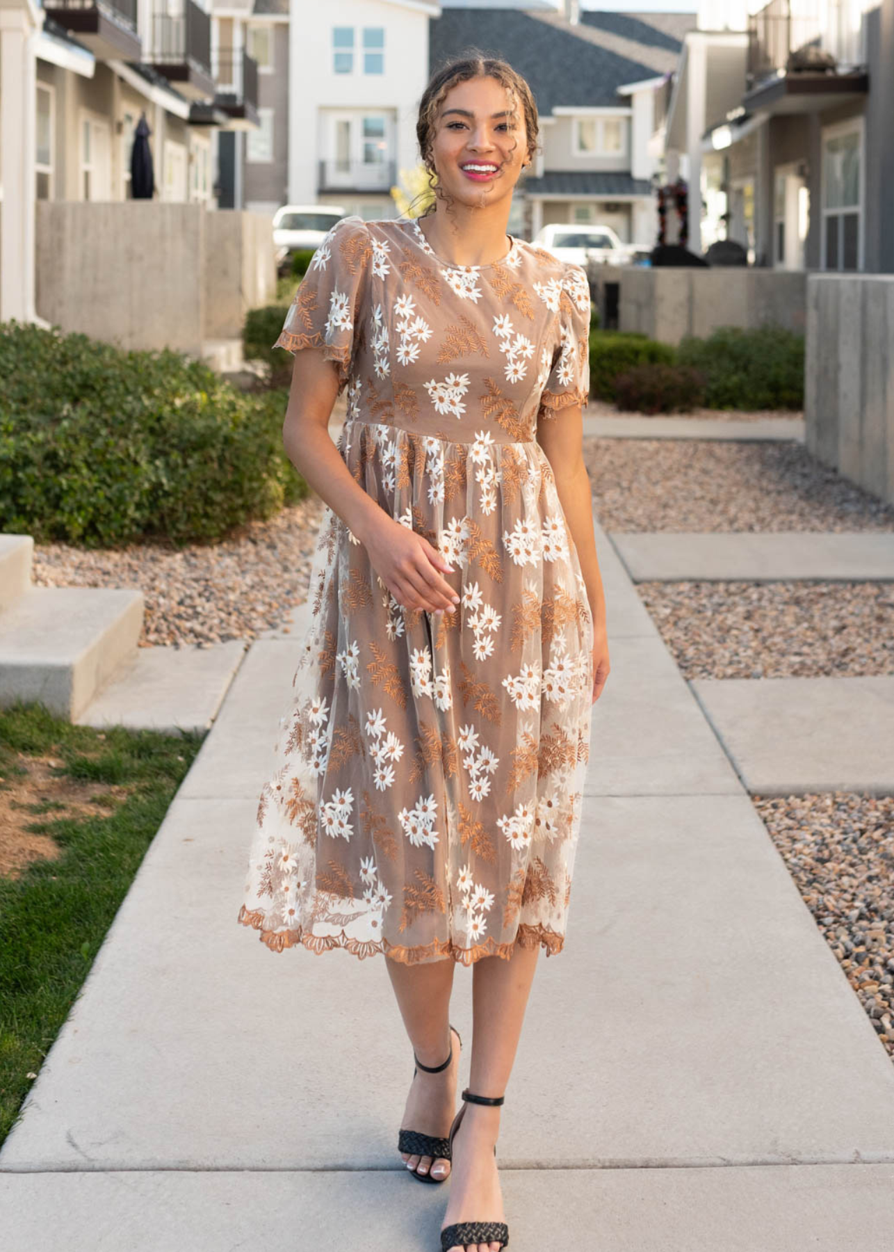 Brown embroidered dress with short sleeves