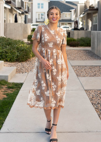 Brown embroidered dress with short sleeves