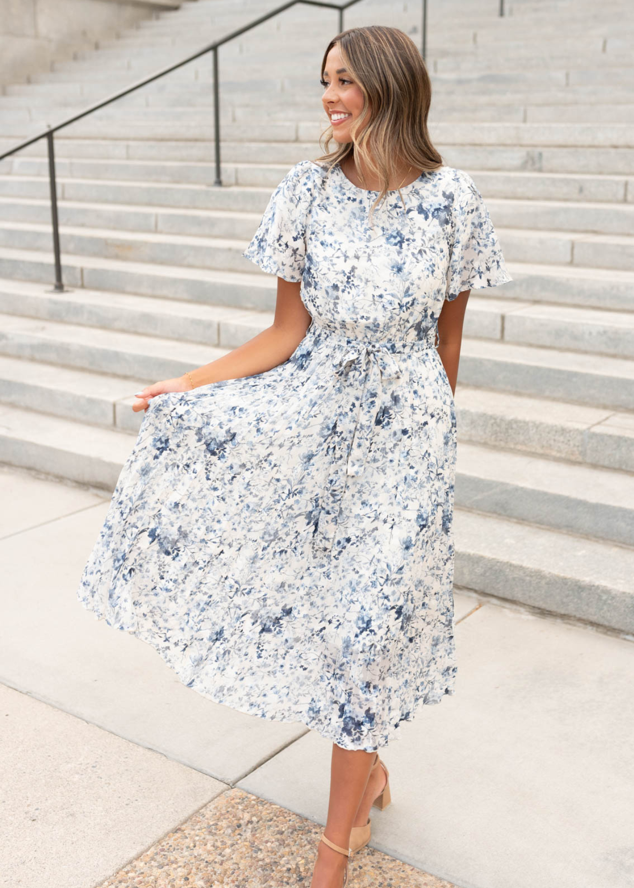 Blue floral pleated dress with short sleeves