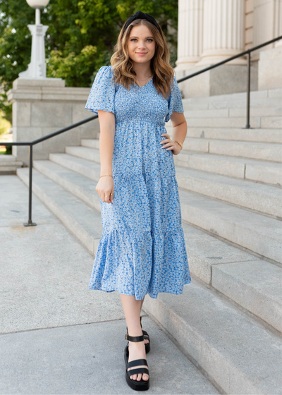 Short sleeve blue floral v-neck dress