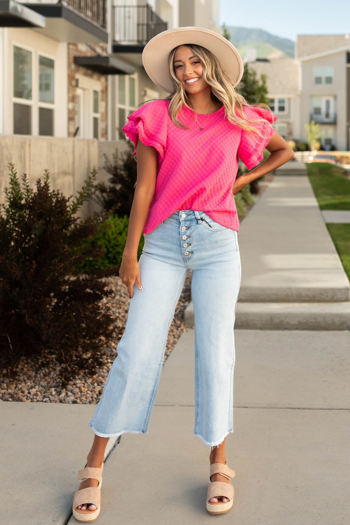 Light wide leg jeans that button up