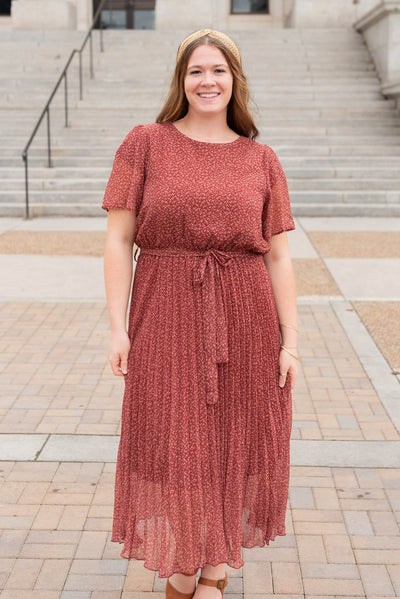 Short sleeve burgundy pleated tie dress in plus size