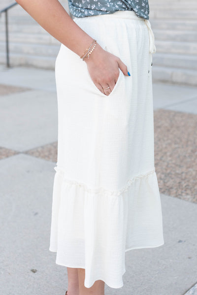 Side view of the ivory textured skirt with pockets