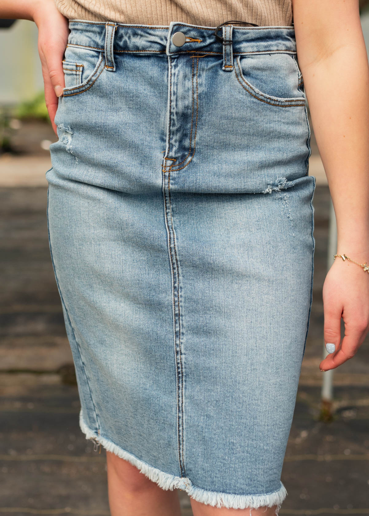 Indigo distressed skirt with frayed hem