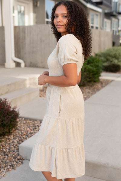 Side view of the oatmeal ribbed dress with pockets