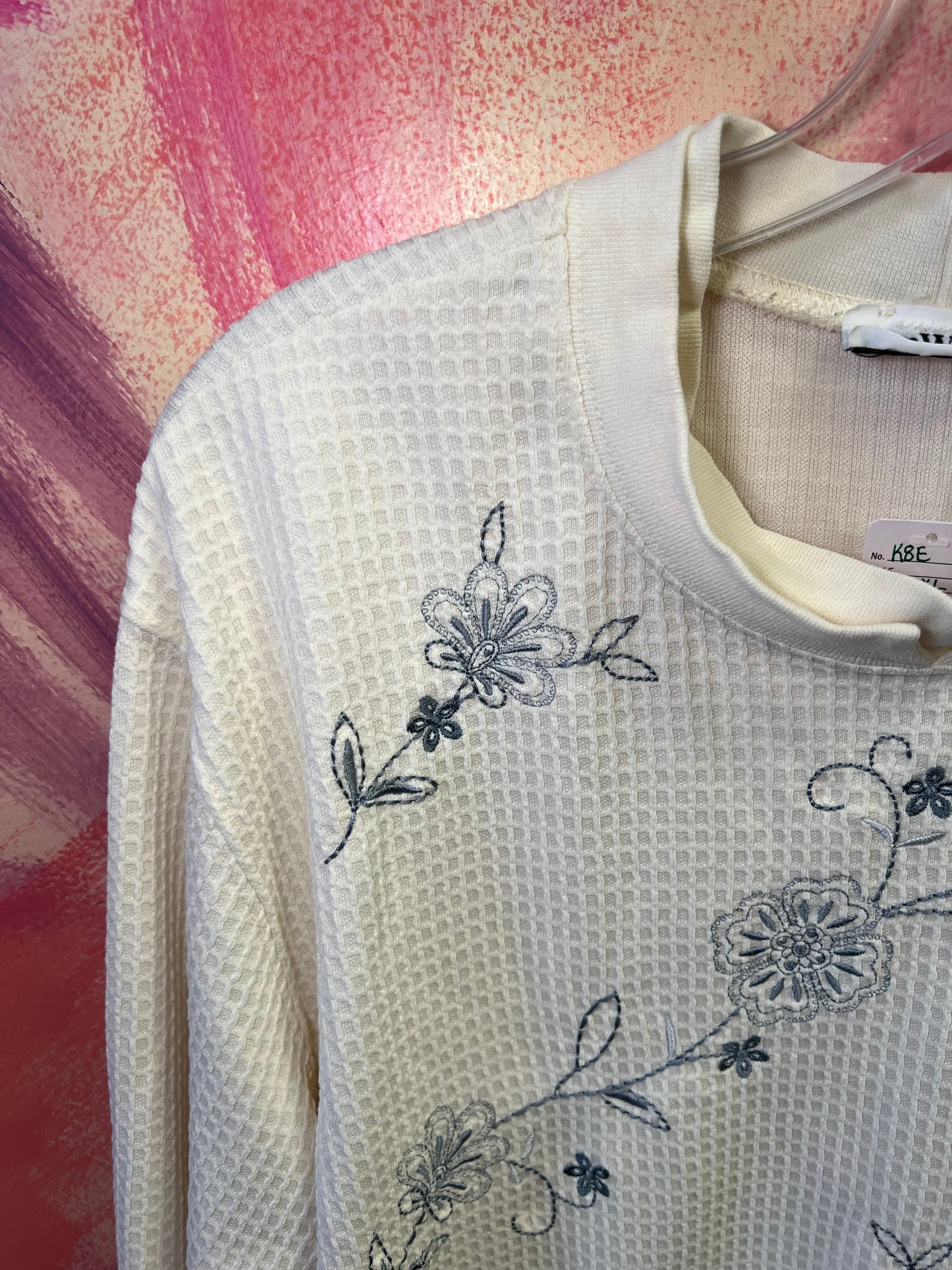 (L/XL) Floral Embroidered Top