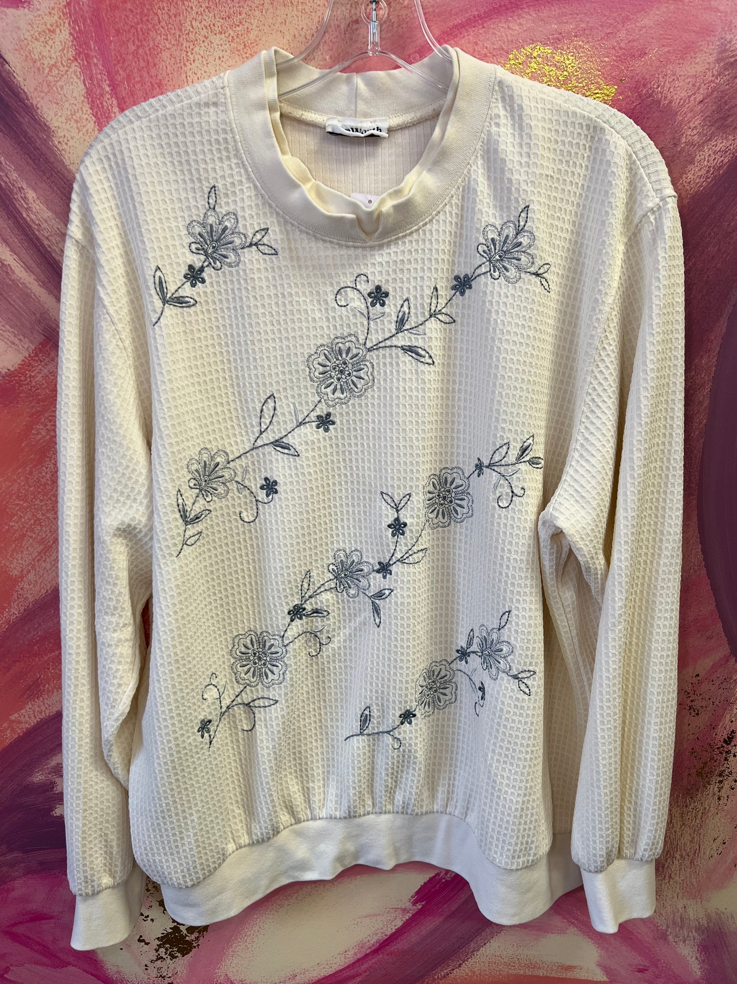 (L/XL) Floral Embroidered Top