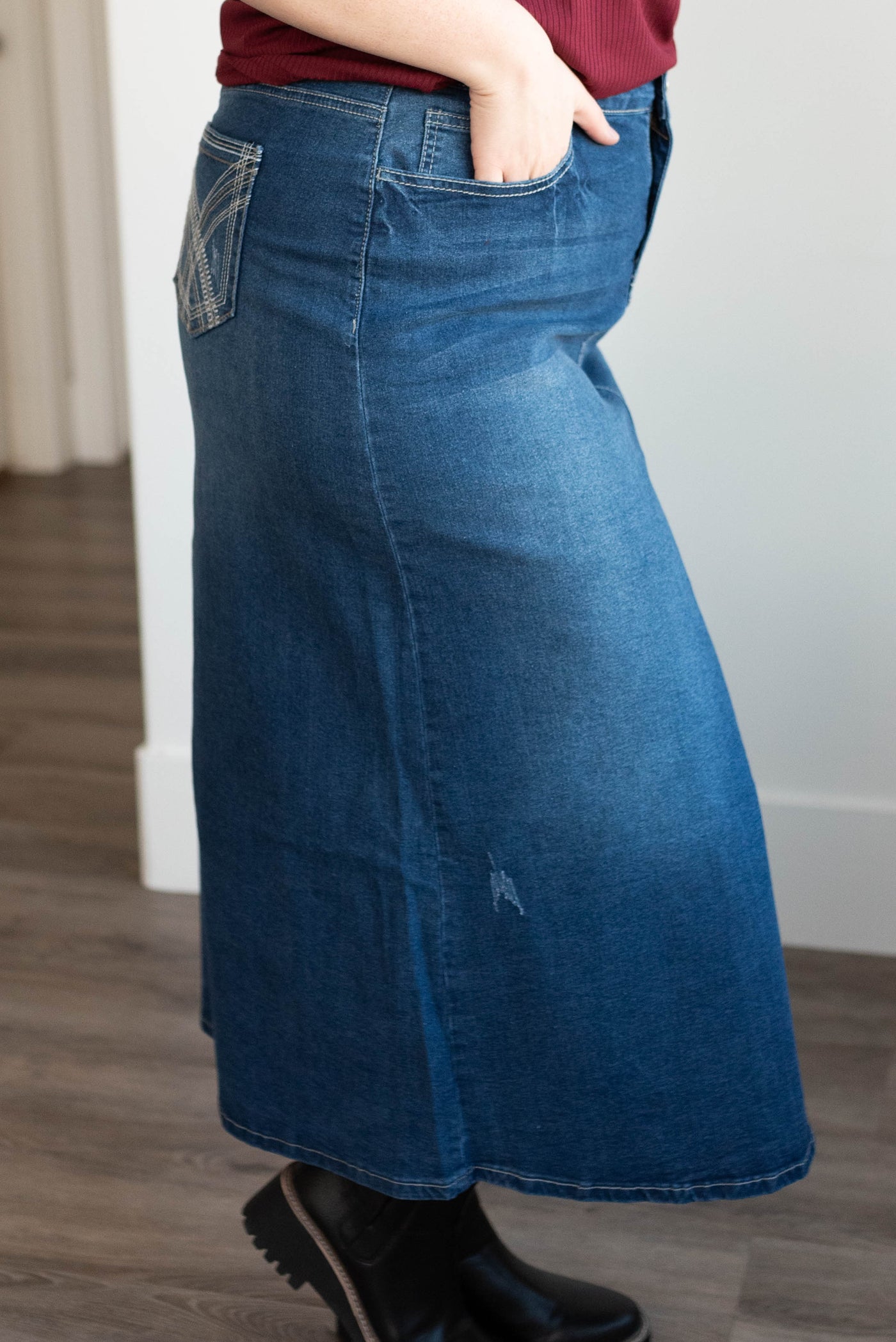 Side view of the indigo wash denim skirt in plus size