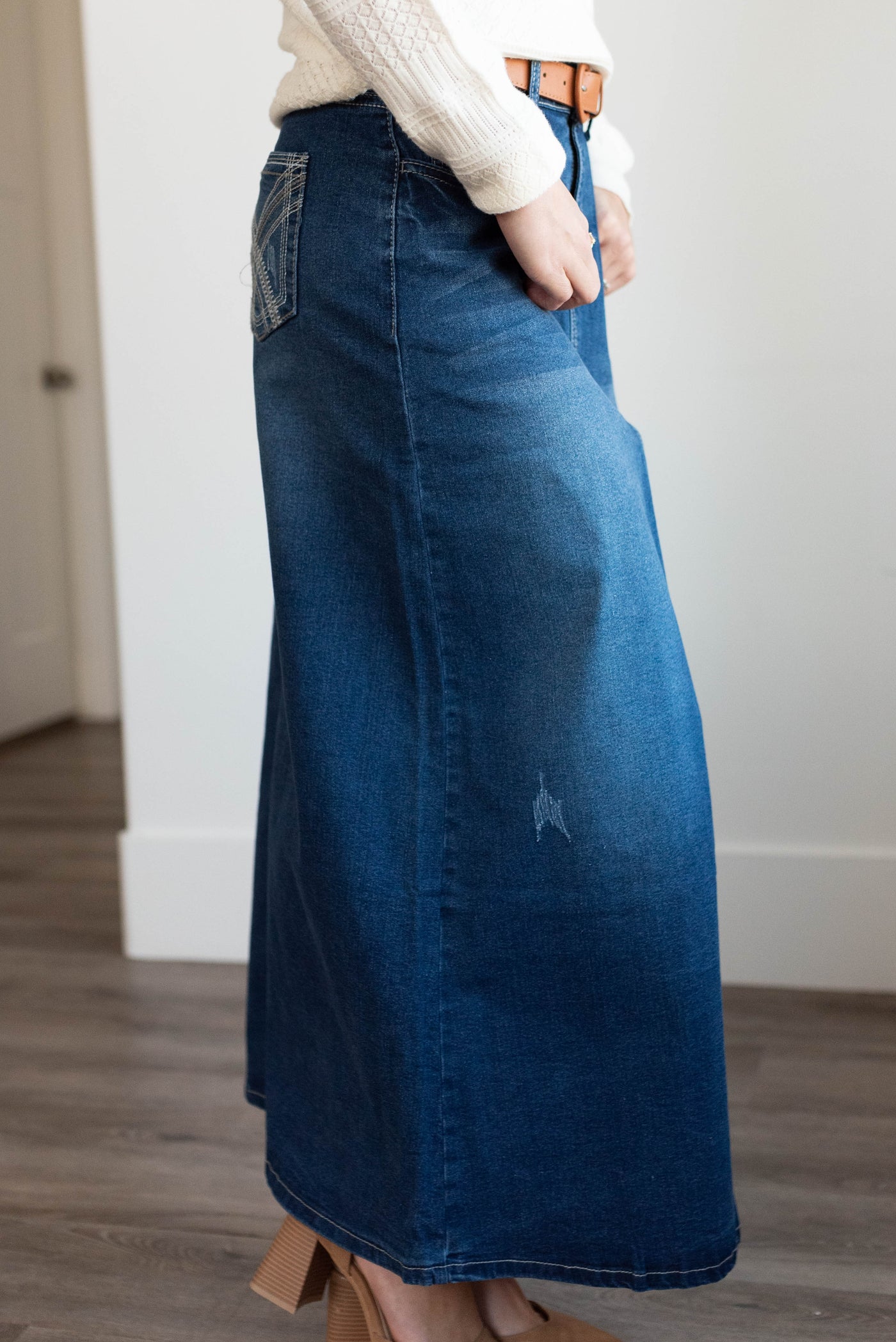 Side view of the indigowash denim skirt