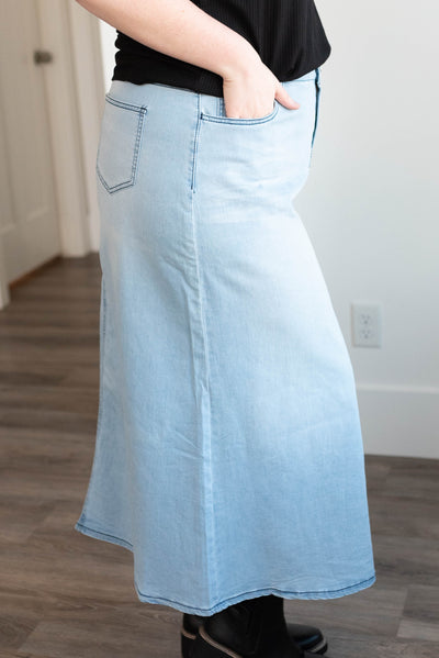 Side view of the light wash indigo denim skirt in plus size