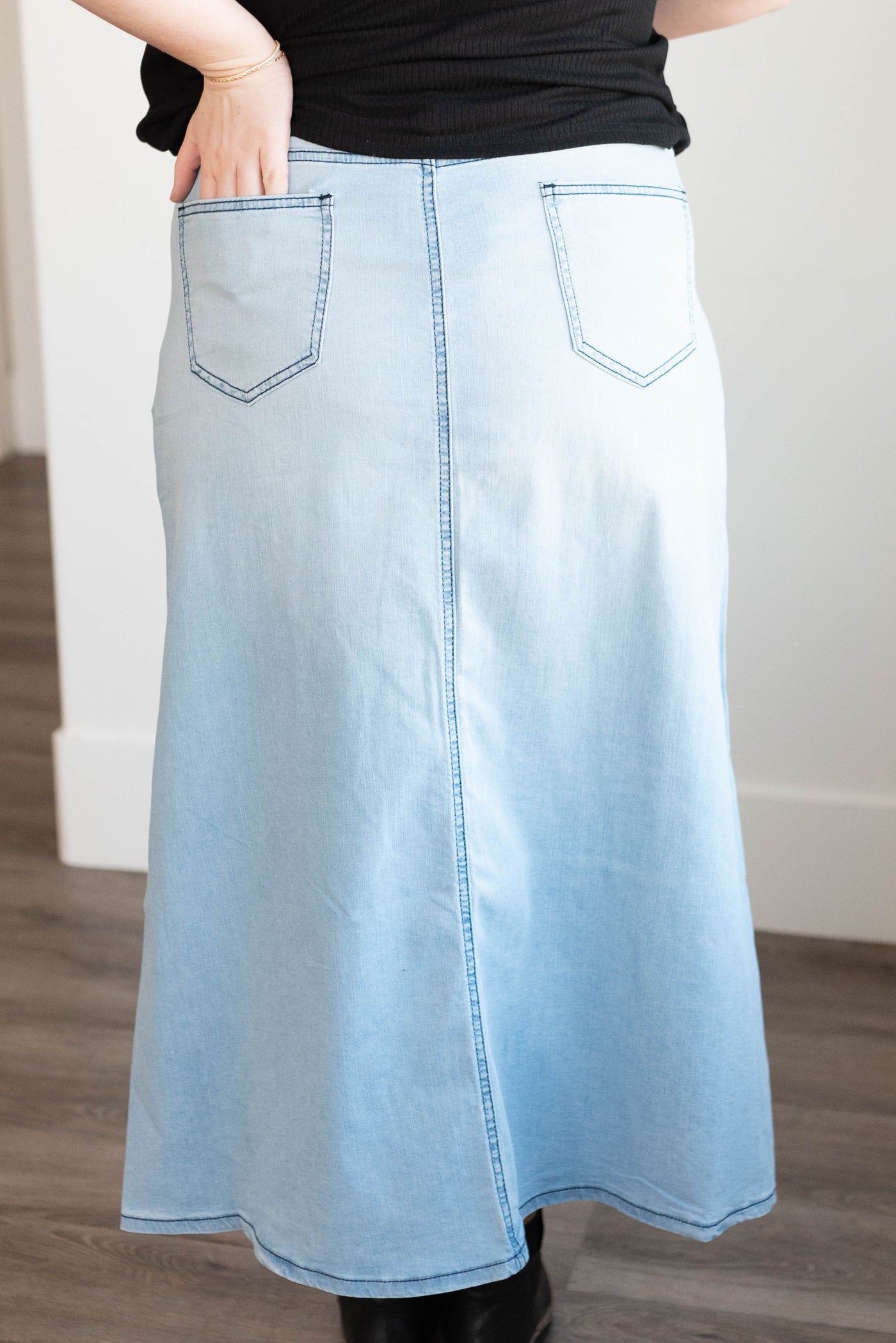 Back view of the light wash indigo denim skirt in plus size