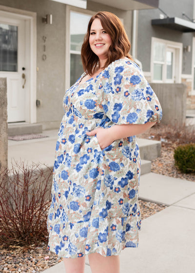 Side view of the blue floral dress with pockets in plus size