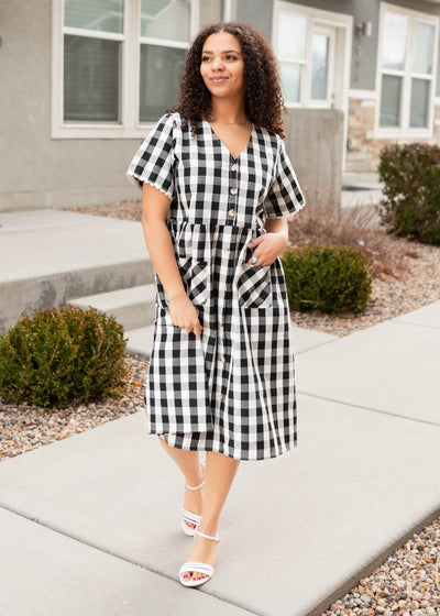 Black gingham button dress with short sleeves