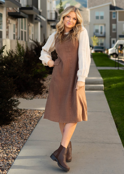 Brown dress with side pocket