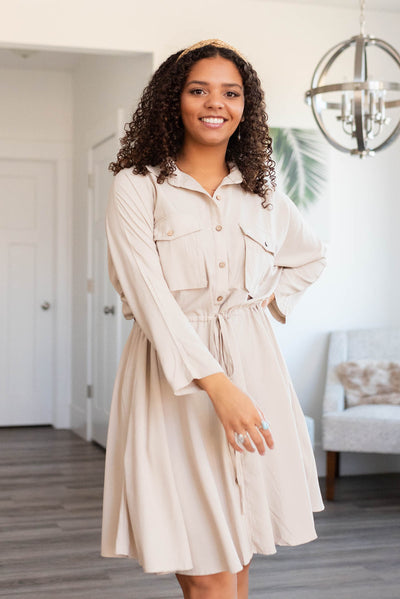 Khaki dress with two pockets on the bodice