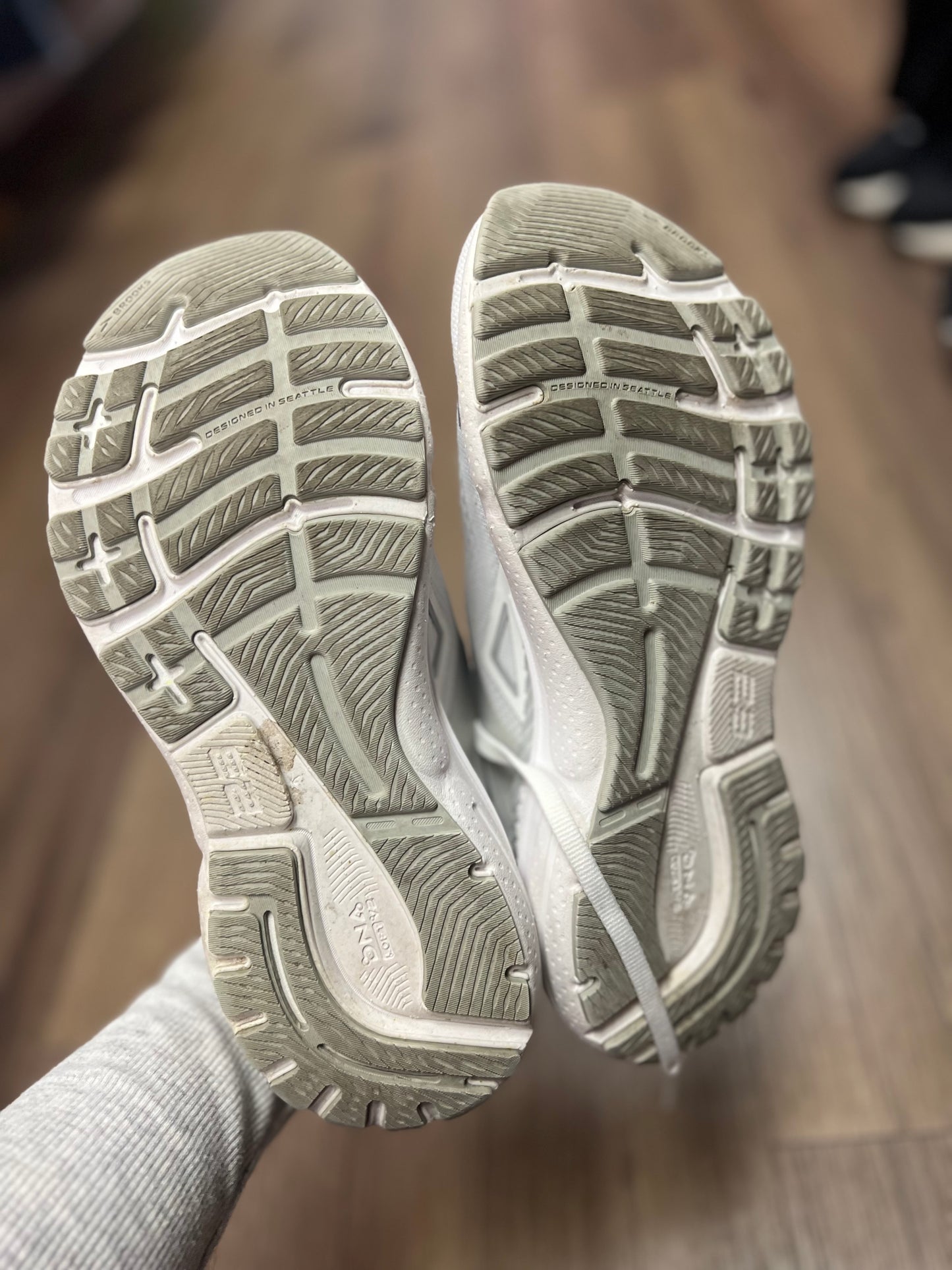 (9.5)Women’s White Brooks