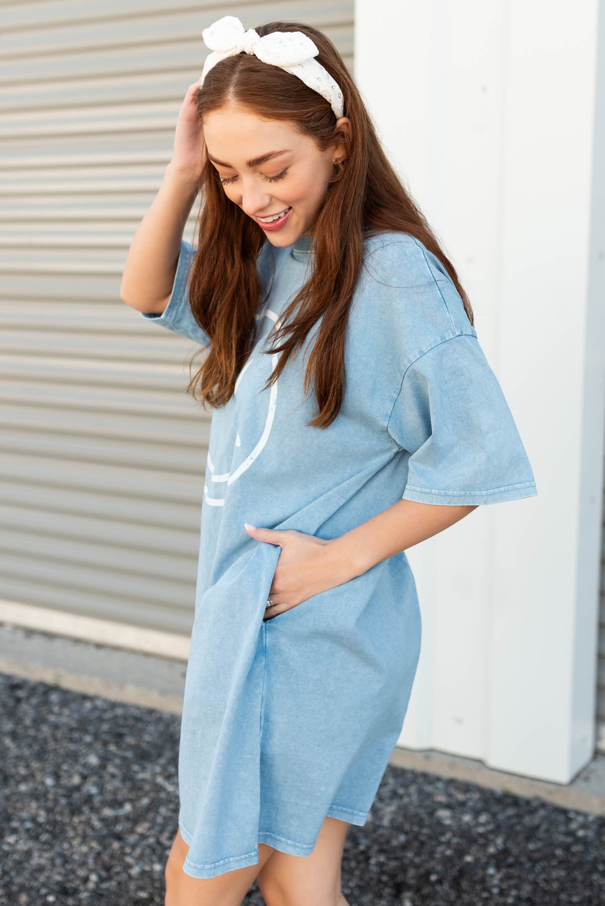 Side view of the blue smiley midi dress with pockets