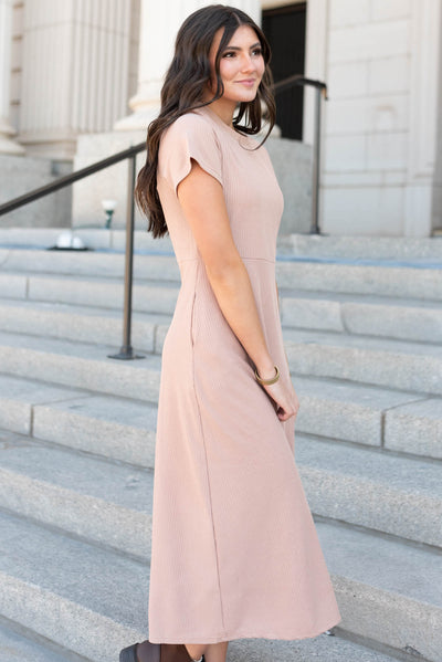 Side view of the taupe ribbed dress