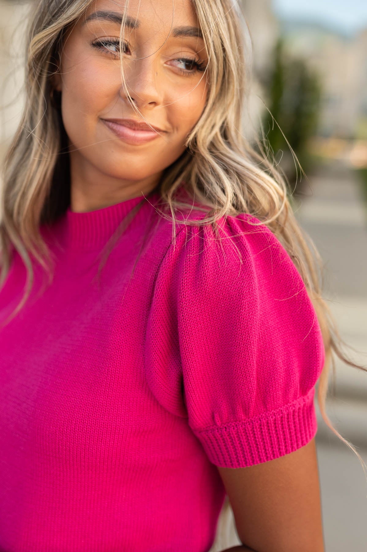 Short sleeve of a fuchsia top