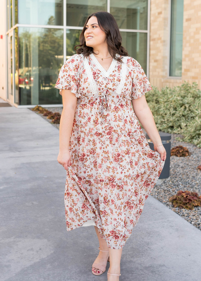 Short sleeve cream floral tiered dress in plus size